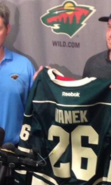 Wild make early free-agent splash, sign high-scoring Vanek